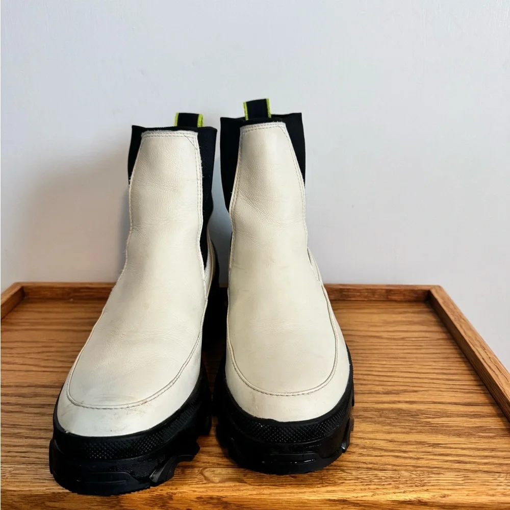 Sorel White and Black Ankle Boots - Picture 2 of 6